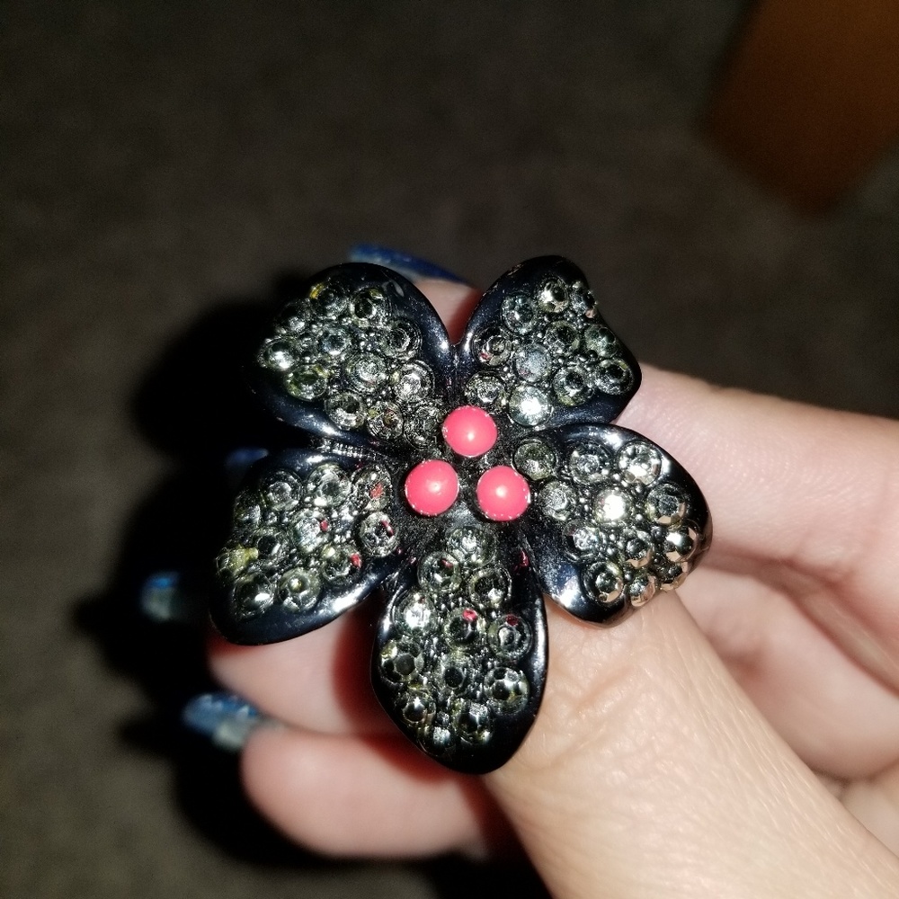 Flower ring with sparkles